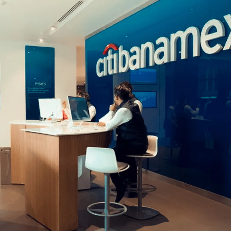 Cliente siendo atendido en el mostrador de una sucursal de Banamex